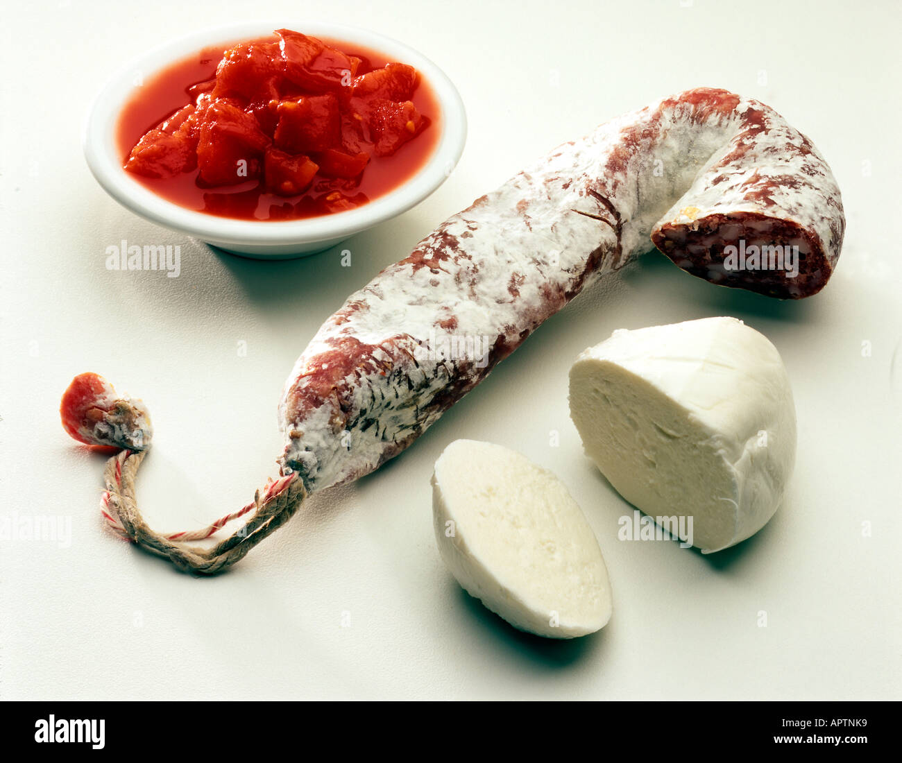 Il salame chorizo conserve di pomodori tritati mozzarella Foto Stock