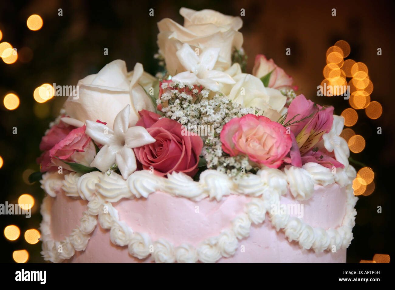 Rose e rabboccato rosa e bianco Tiered Torta nuziale Foto Stock