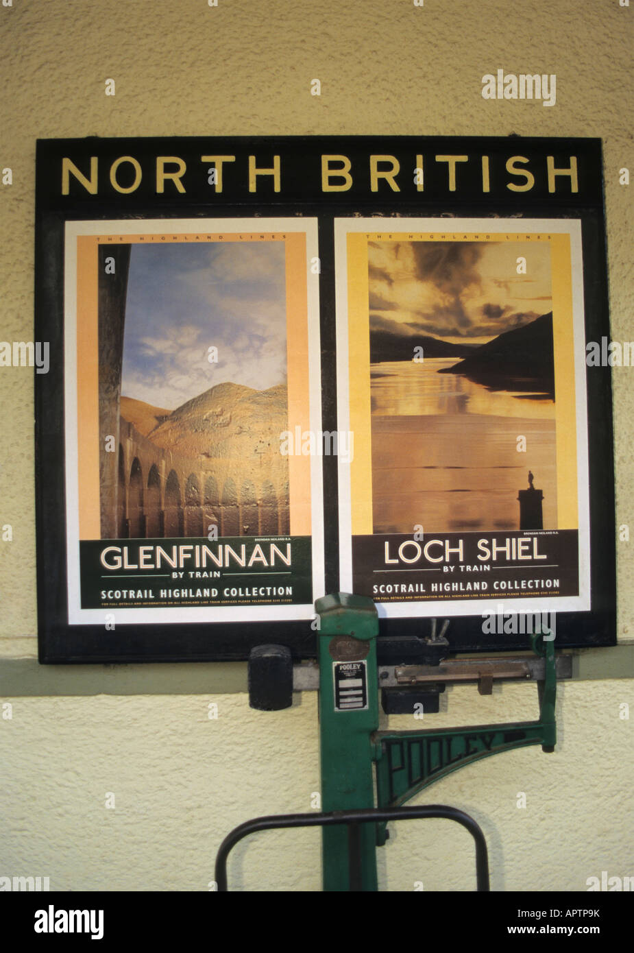 Scozia Highland la strada per le isole Glenfinnan RR station poster di viaggio Foto Stock