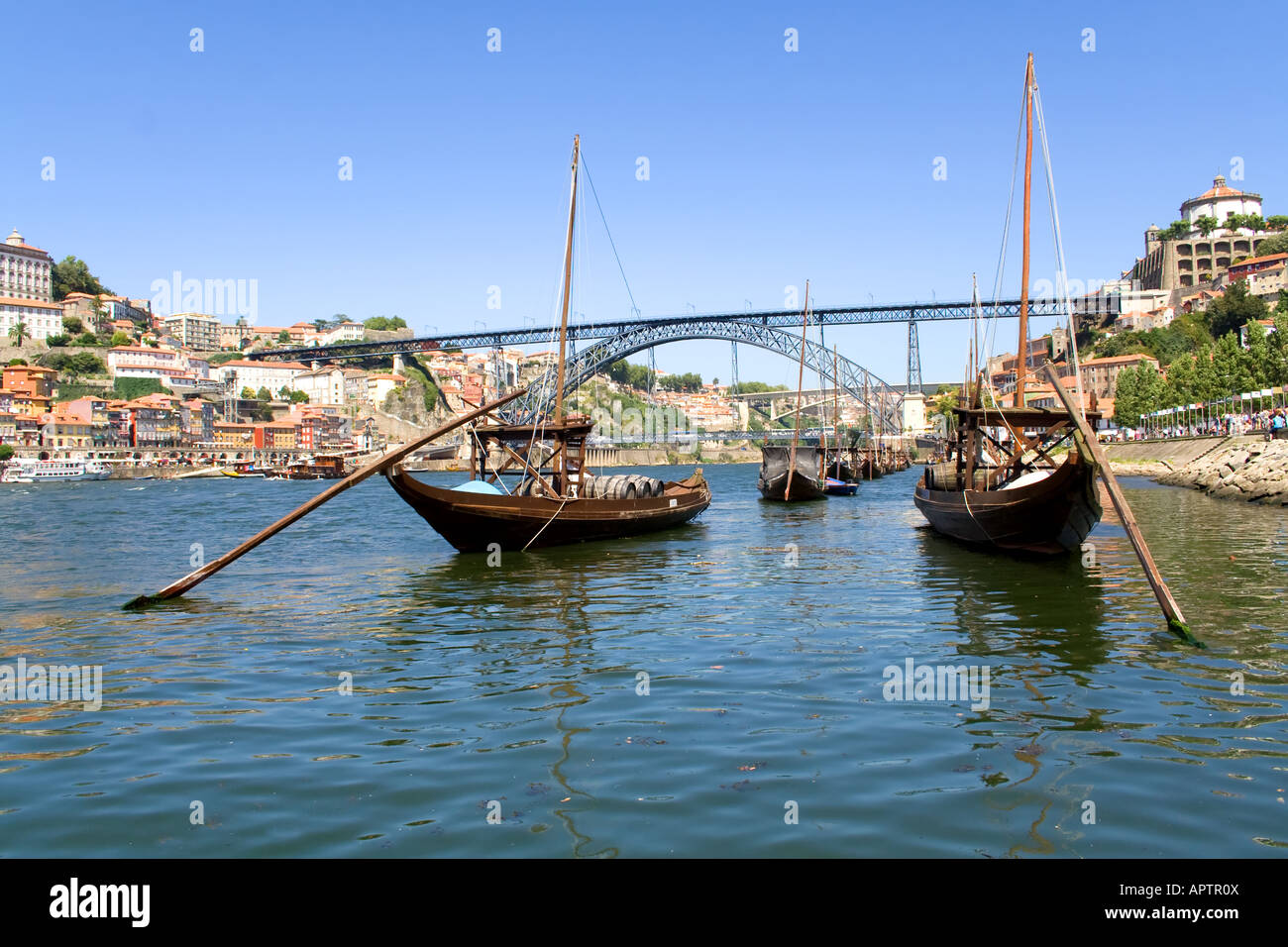 Il quartiere Ribeira, il Rabelo barche e il D. Luiz ho ponte sopra il fiume Douro a Porto, Portogallo. Patrimonio Mondiale dell'Unesco. Foto Stock