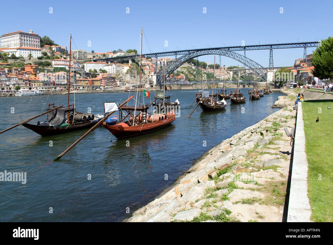 Il quartiere Ribeira, il Rabelo barche e il D. Luiz ho ponte sopra il fiume Douro a Porto, Portogallo. Patrimonio Mondiale dell'Unesco. Foto Stock