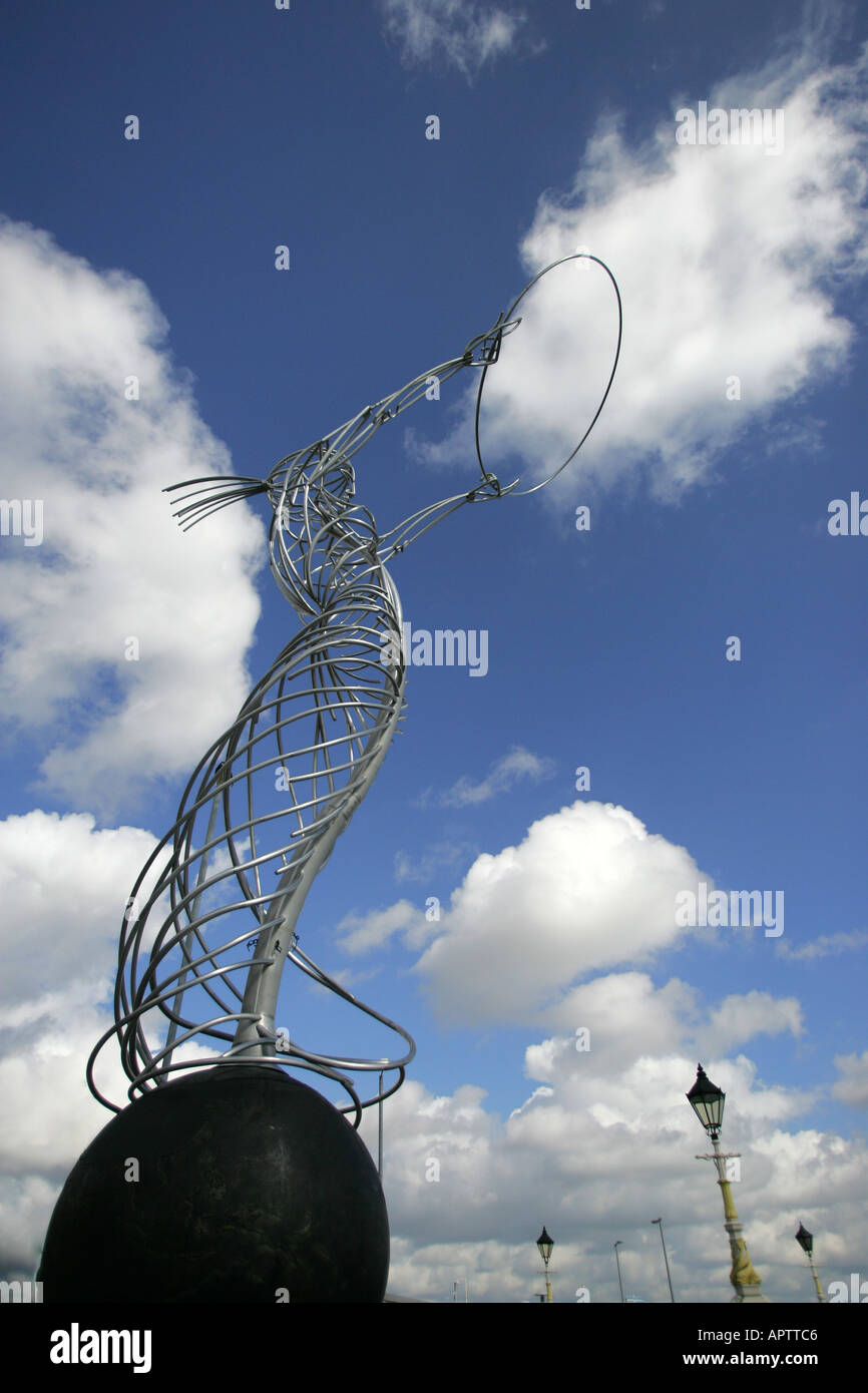 La scultura accanto al fiume Lagan a Piazza di ringraziamento a Belfast Foto Stock