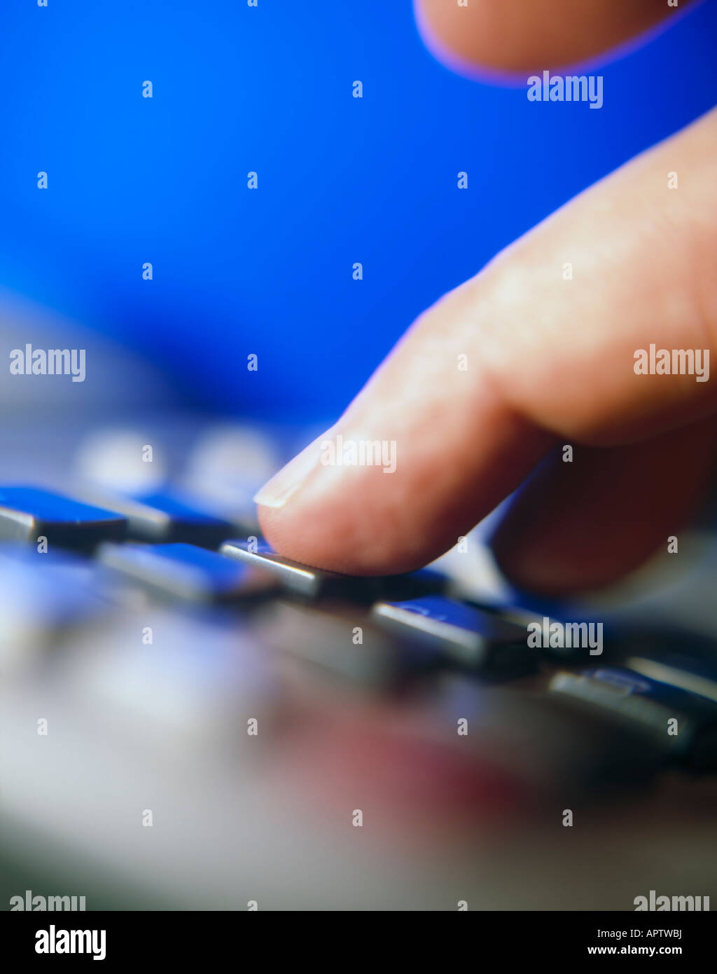 Il dito sul pulsante Foto Stock