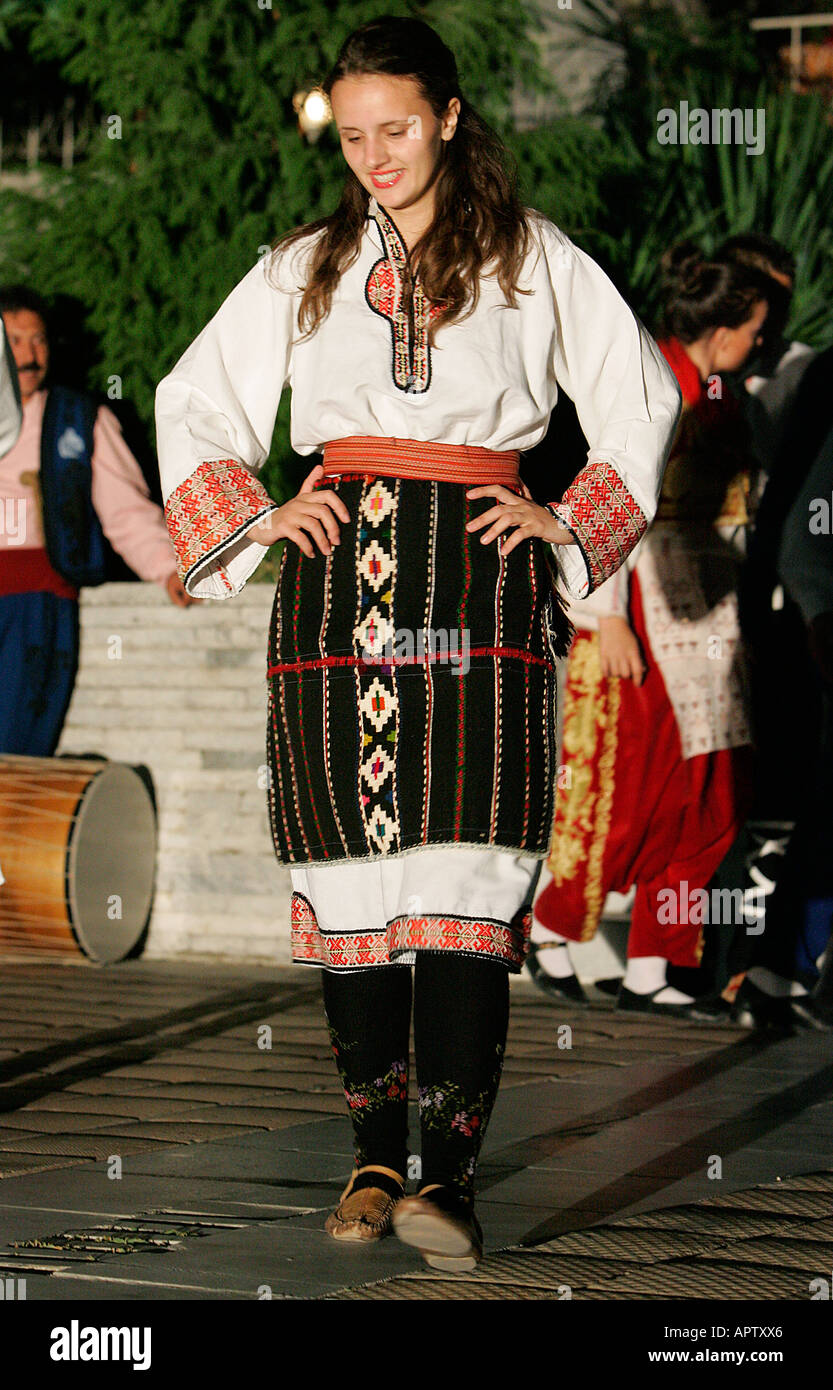 Folklore Nazionale costume ragazza giovane ragazzo ballerine di danza strumento musicale fase tamburo prestazioni pongono rurale celebrazione molla Foto Stock