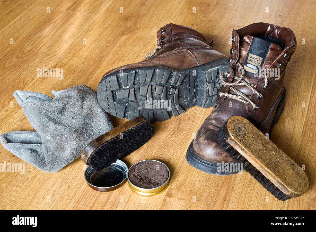 Preparazione per la pulizia di un paio di vecchie scarpe usurate Foto Stock