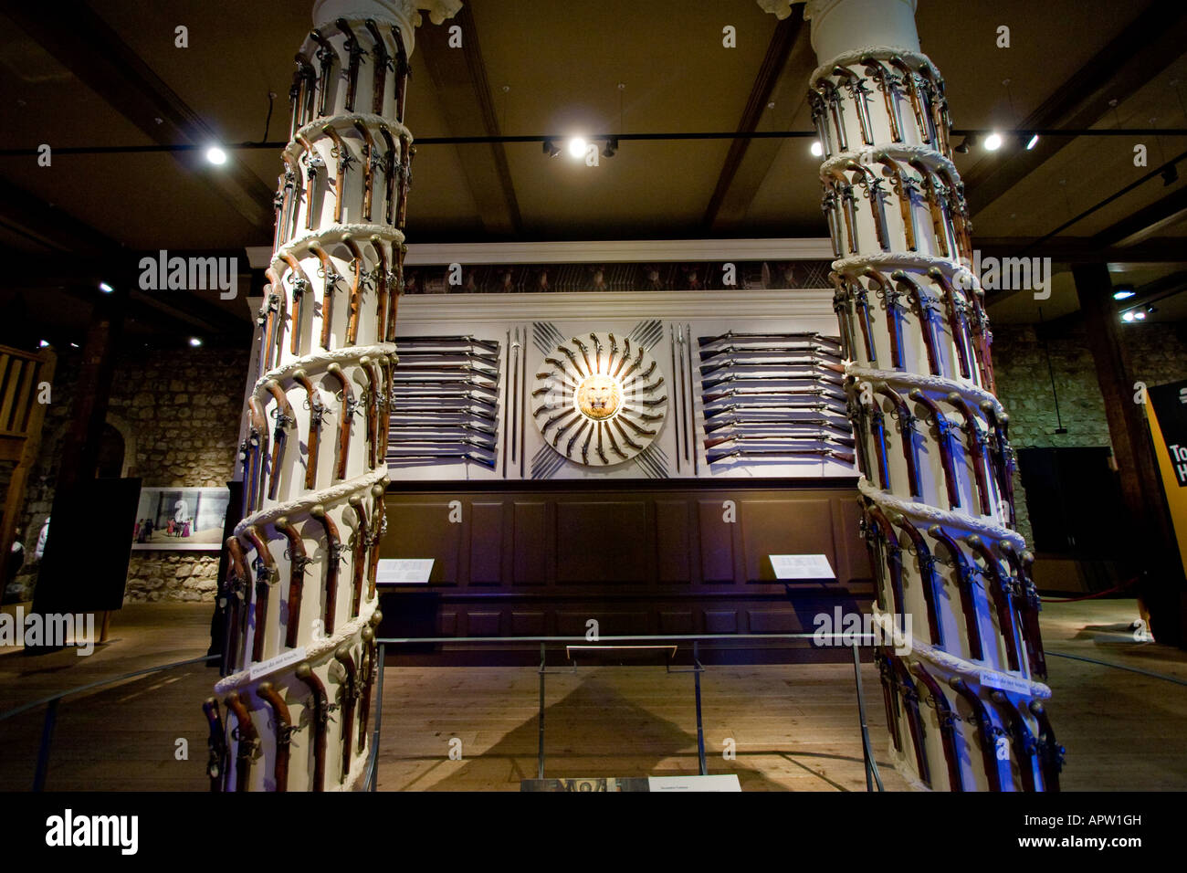 Pistole e fucili sul display presso il Royal Armory nella Torre Bianca presso la Torre di Londra a Londra REGNO UNITO Foto Stock