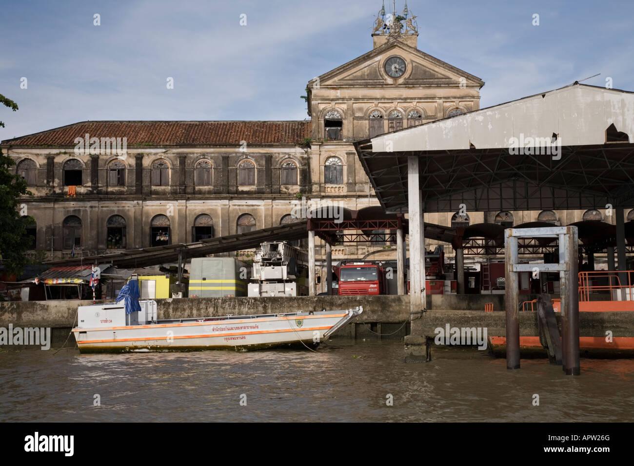 Stazione dei vigili del fuoco e del fuoco barca sul Fiume Chao Phraya. Bangkok, Thailandia Foto Stock