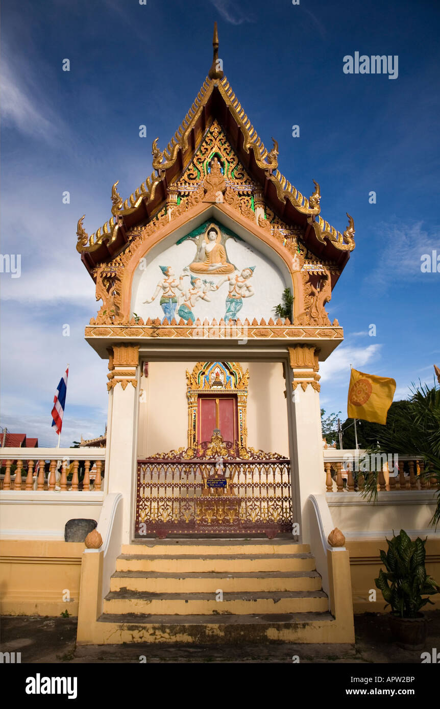 Arco d'ingresso a Phala Wat con decorazione ornata sull'arco. Phala Beach Wat (tempio) vicino a Rayong. Thailandia. Foto Stock