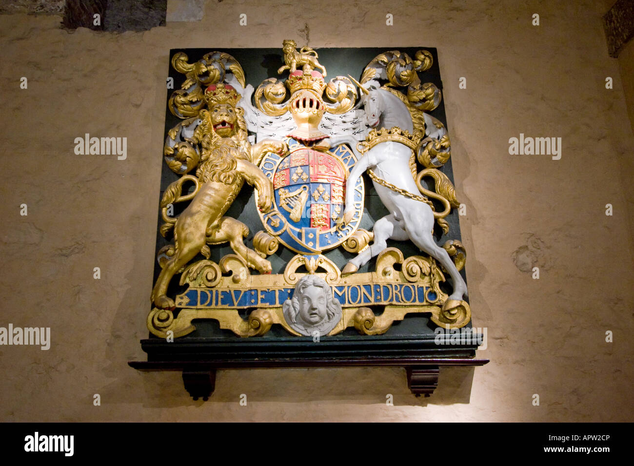La stemma reale del Regno Unito si trova presso la Torre di Londra a Londra REGNO UNITO Foto Stock