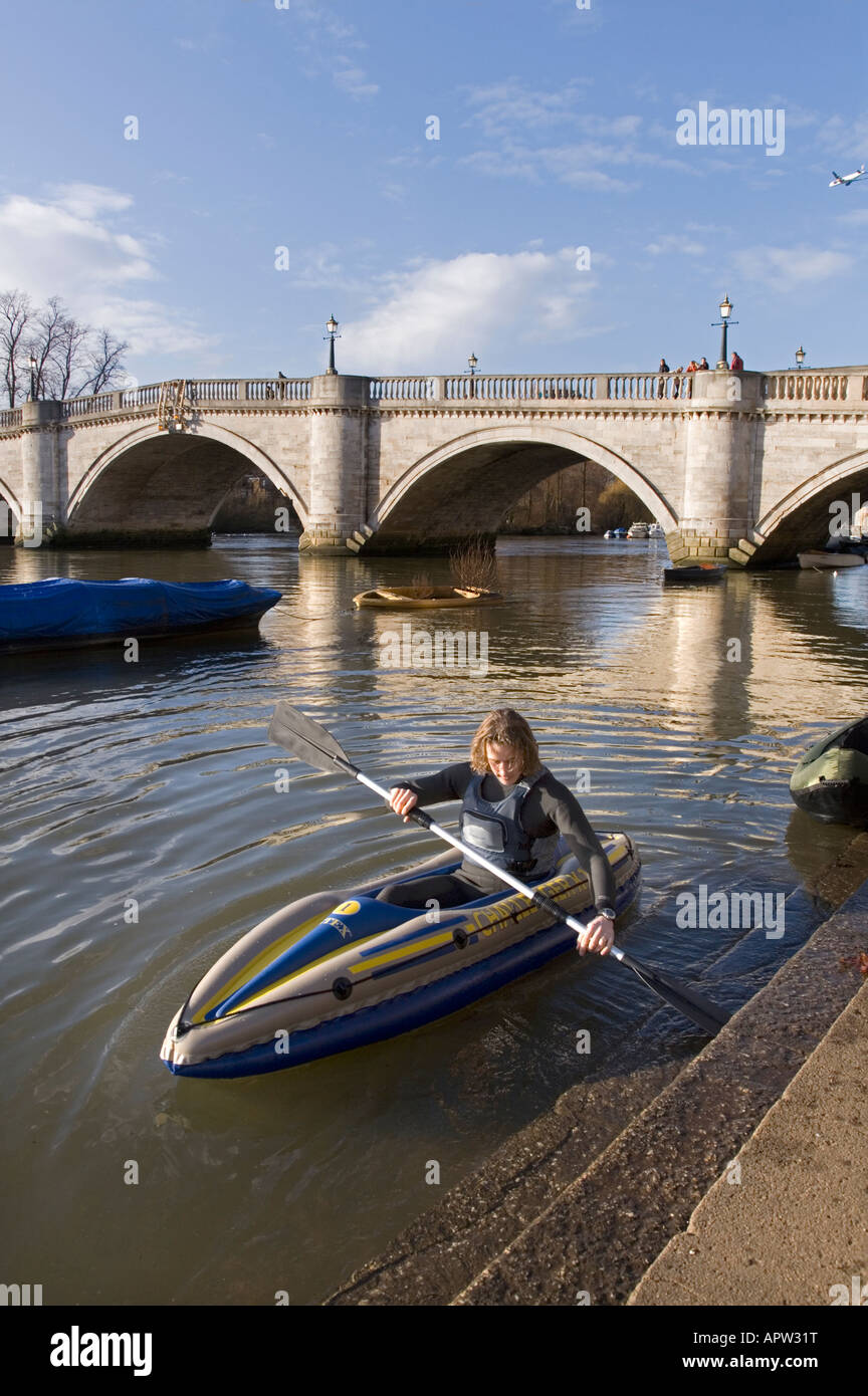 Lancio Canoeist gonfiabile / canoa kayak barca sul fiume Tamigi a Richmond, Surrey. Regno Unito. Foto Stock