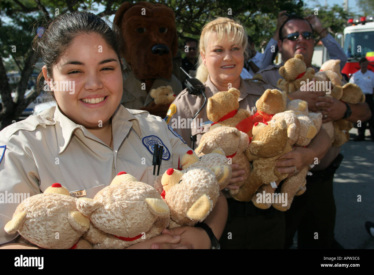Miami Florida, festa annuale delle foche pasquali, cadetto di beneficenza dell'Ordine fraterno della polizia, ufficiale, orsi regalo, FL121404108 Foto Stock