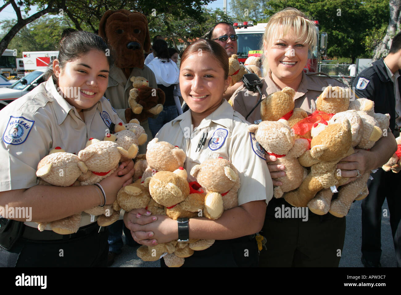 Miami Florida, festa annuale delle foche pasquali, cadetti di beneficenza dell'Ordine fraterno della polizia, ufficiale, orsi regalo, FL121404109 Foto Stock