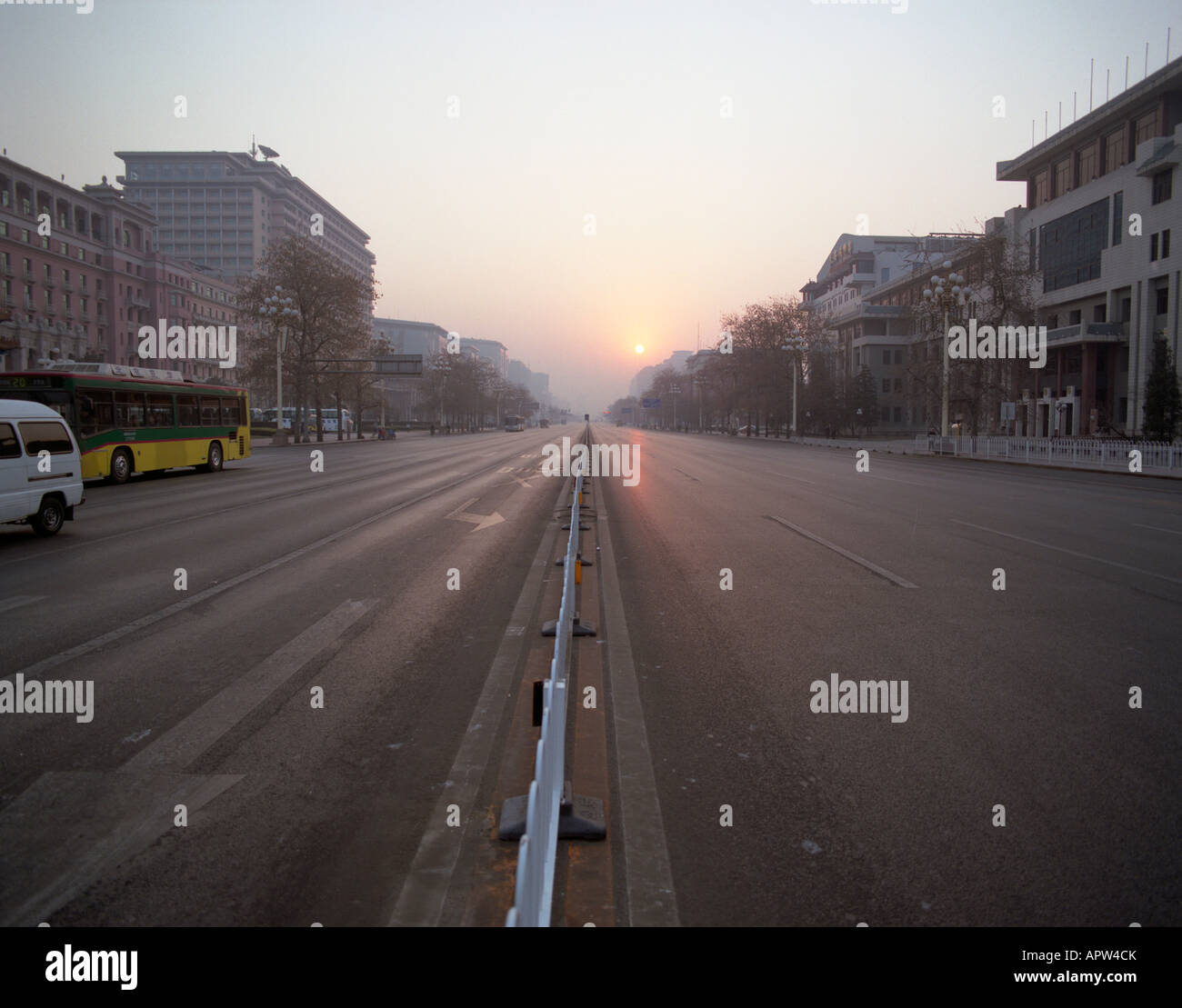 Sunrise vista dal mezzo di un vuoto di Main Street a Beijing in Cina Foto Stock