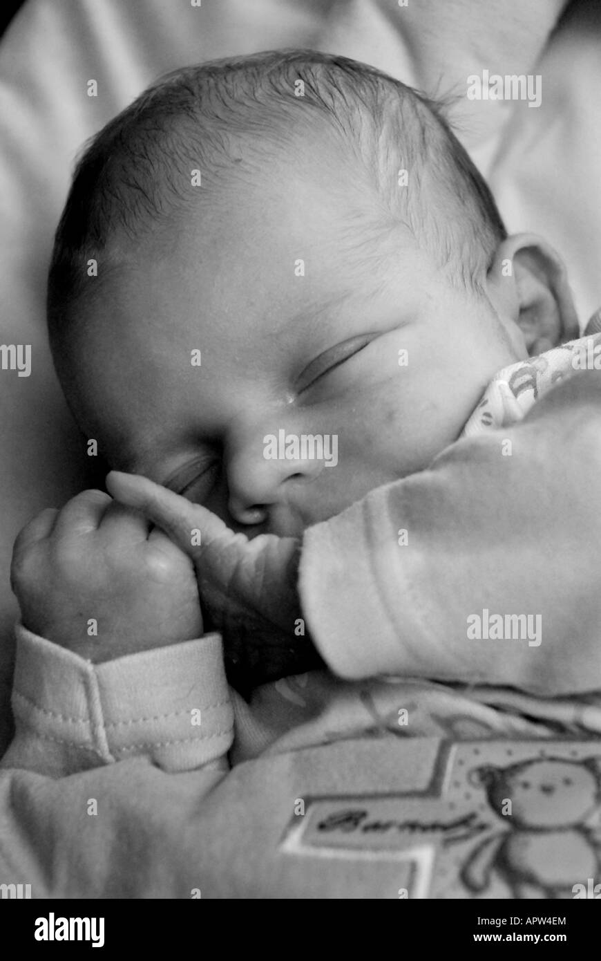 Uno stanco piccolo neonato Foto Stock
