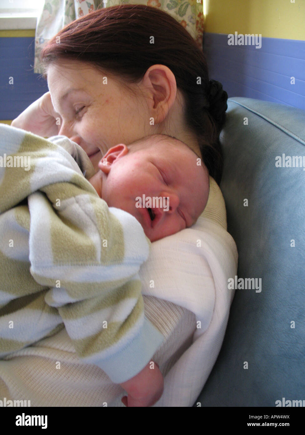 Neonato e mamma nella maternità lavoro ward Foto Stock