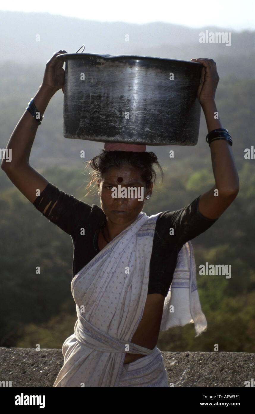 India,India,Asia,subcontinente asiatico,Mumbai,Bombay,Grotte di Kanheri,donna donne,porta acqua,vasi,equilibrato sulla testa,India007 Foto Stock