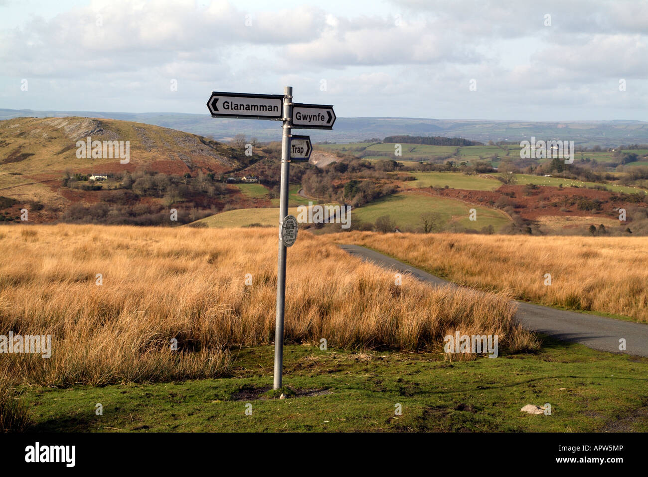 Vicolo del paese vicino a trappola paesaggio invernale in Brecon Beacons Park Galles Foto Stock