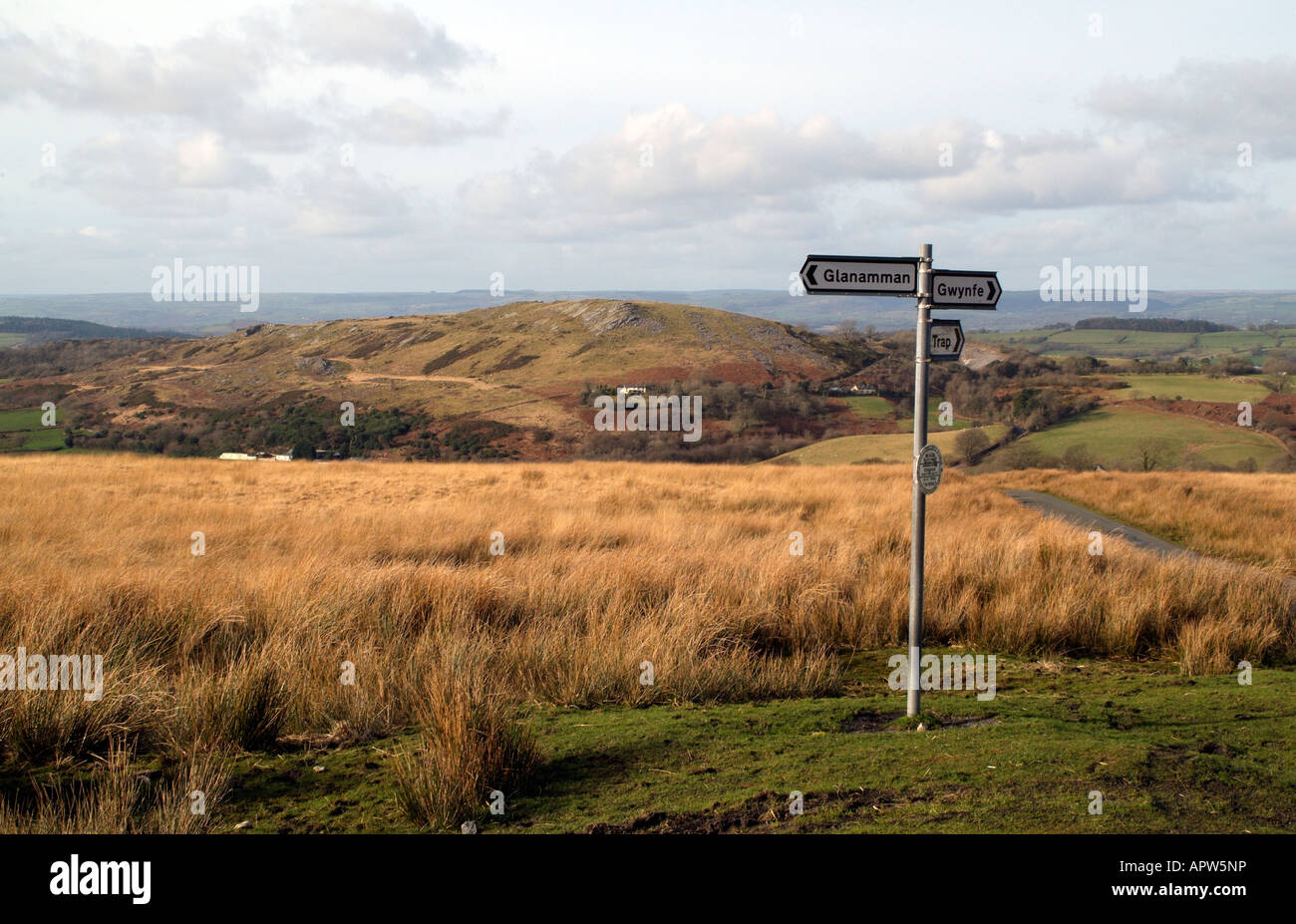 Vicolo del paese vicino a trappola paesaggio invernale in Brecon Beacons Park Galles Foto Stock