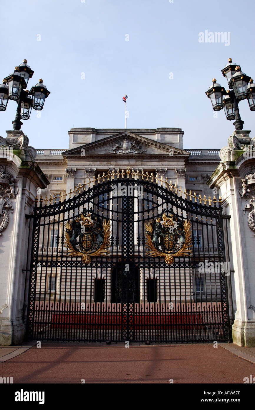 Cancelli chiusi a Buckingham palace Londra Inghilterra Regno Unito Foto Stock