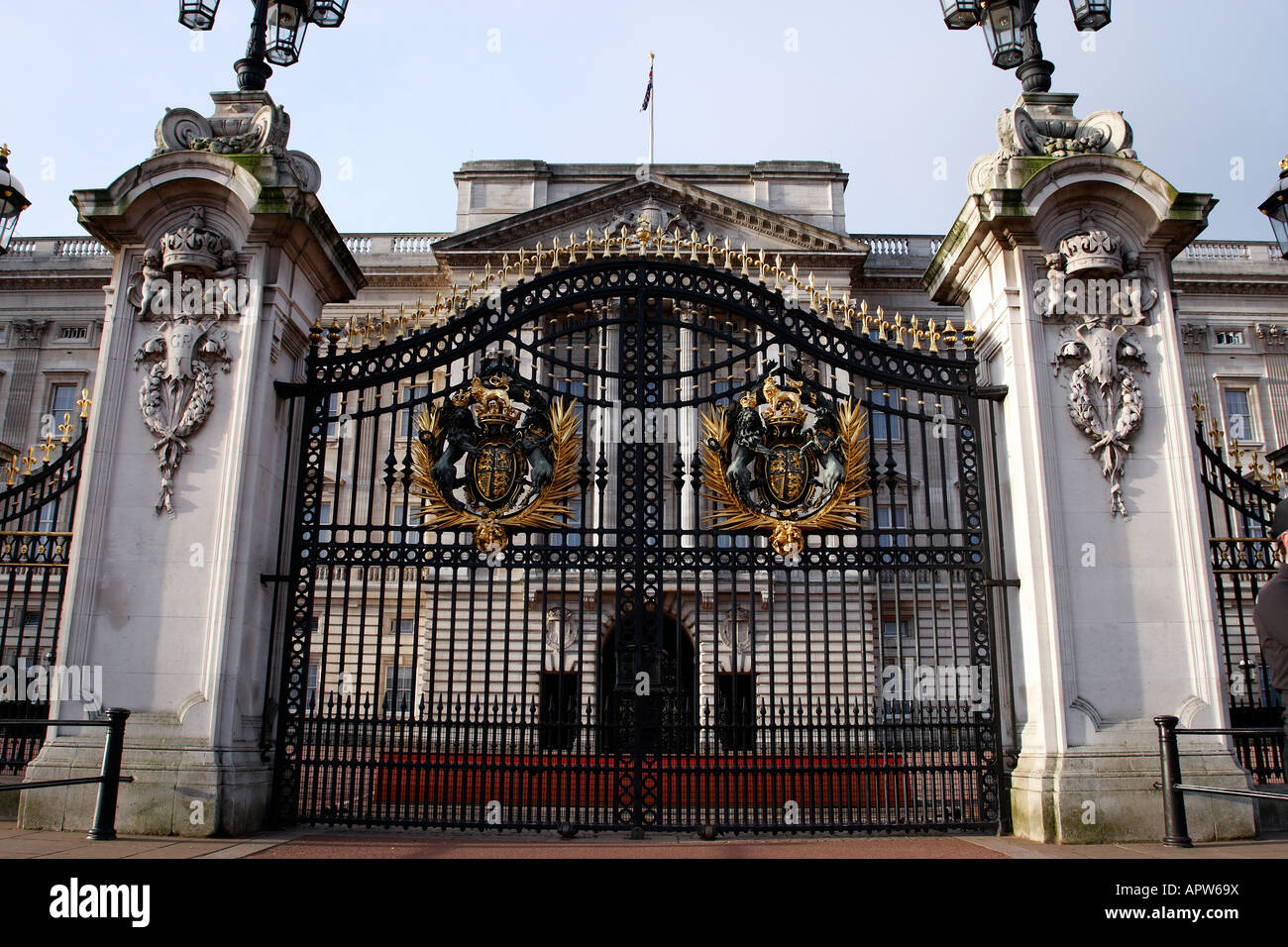 Cancelli chiusi a Buckingham palace Londra Inghilterra Regno Unito Foto Stock