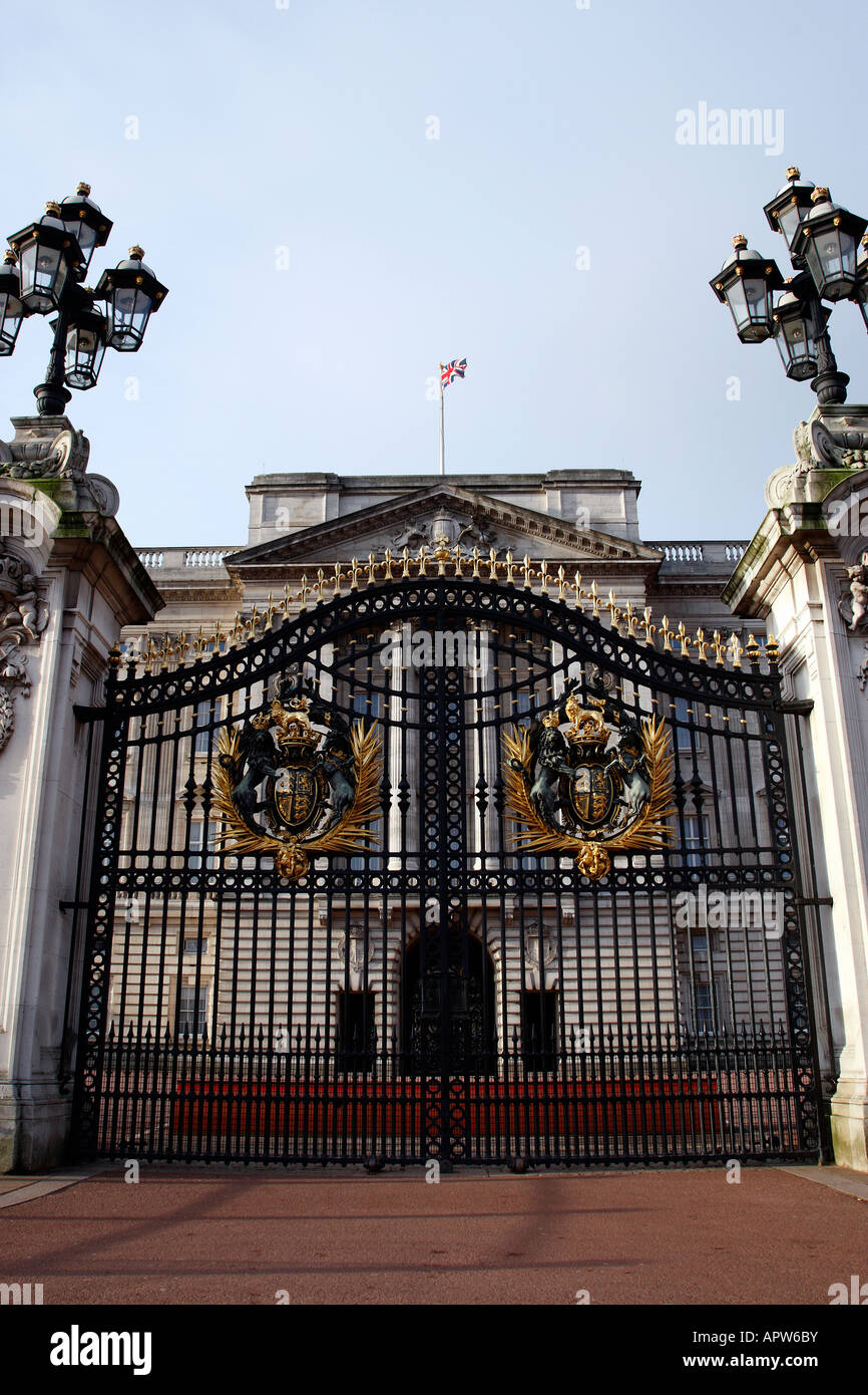 Cancelli chiusi a Buckingham palace Londra Inghilterra Regno Unito Foto Stock