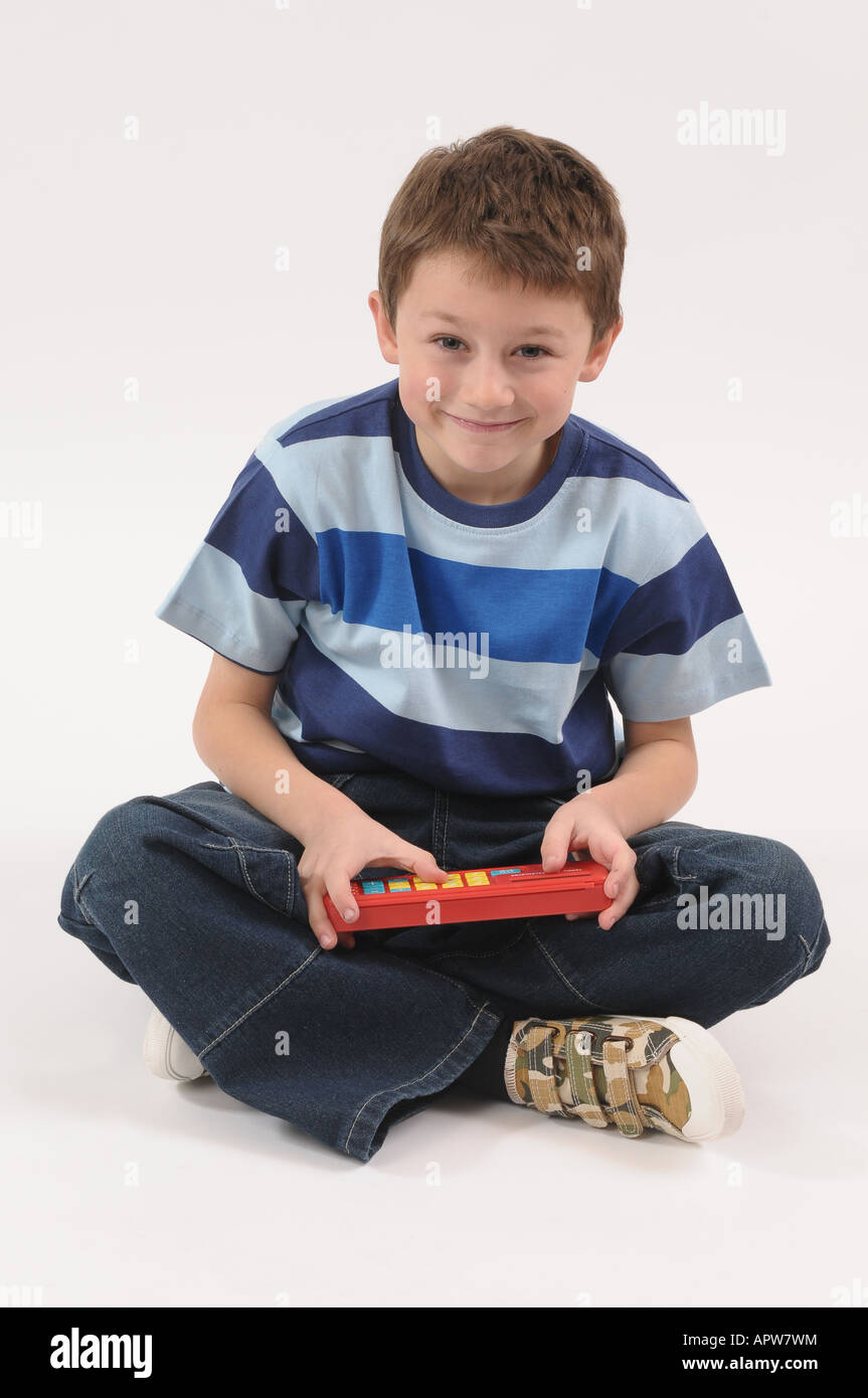 Giovane ragazzo giocando con una calcolatrice Foto Stock