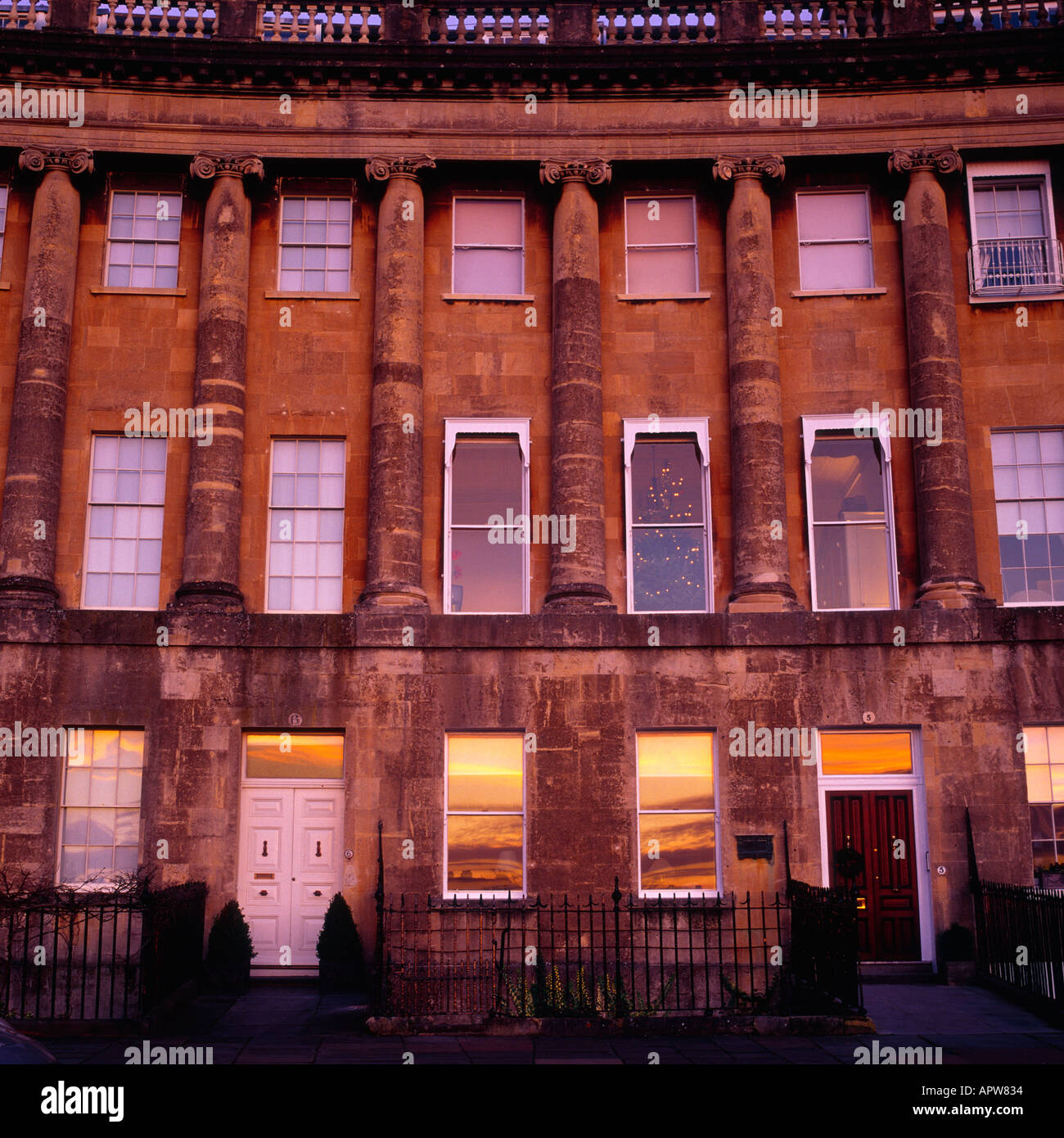 La facciata della Royal Crescent bagno nella luce della sera Somerset Inghilterra Foto Stock
