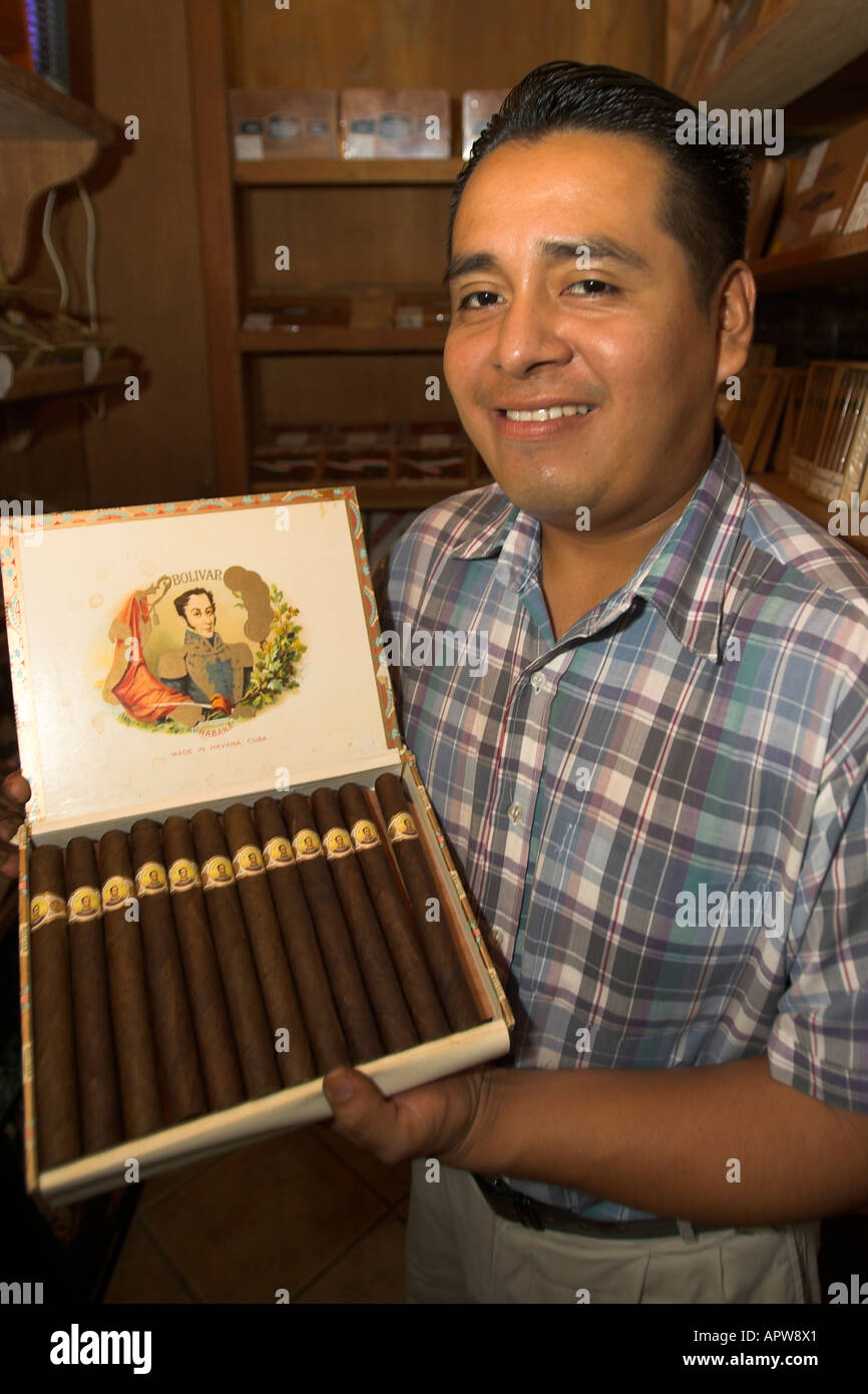 L'uomo visualizza la casella di Bolivar sigari cubani in casa i sigari humidor Cancun Quintana Roo MEXICO Foto Stock