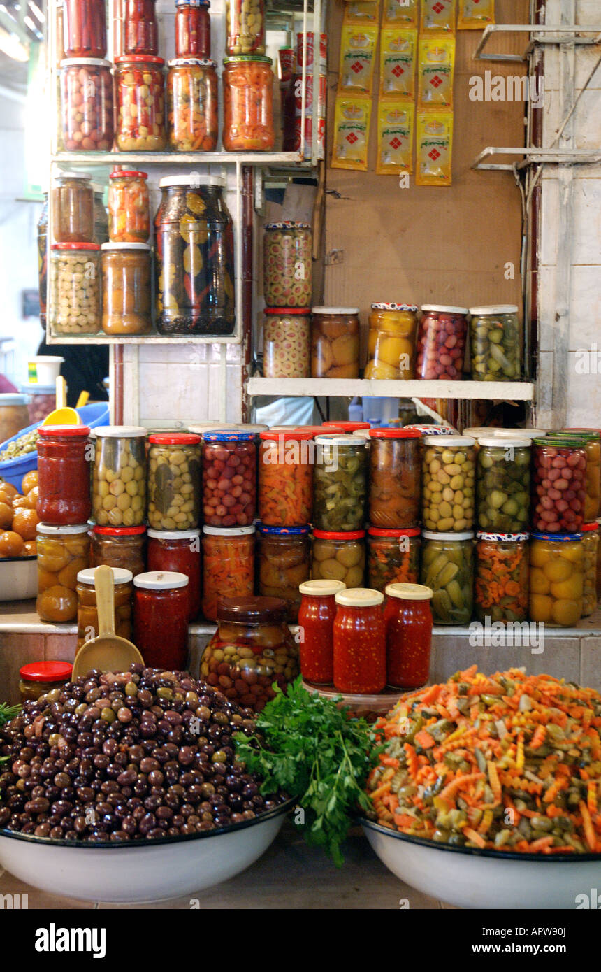 Tradizionale cibo conservato in stallo in un mercato di Marrakech Foto Stock