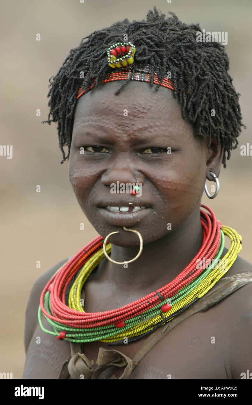 Giovane donna Toposa con cicatrici, Sudan Foto Stock
