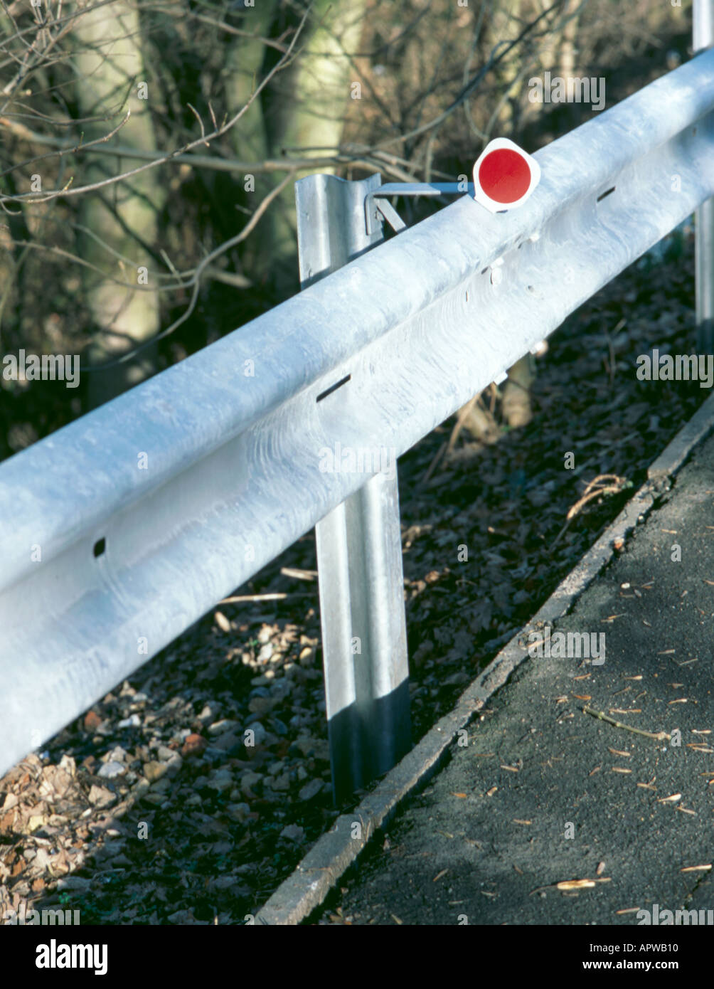Acciaio zincato barriera e riflettore in plastica, Inghilterra, Regno Unito. Foto Stock