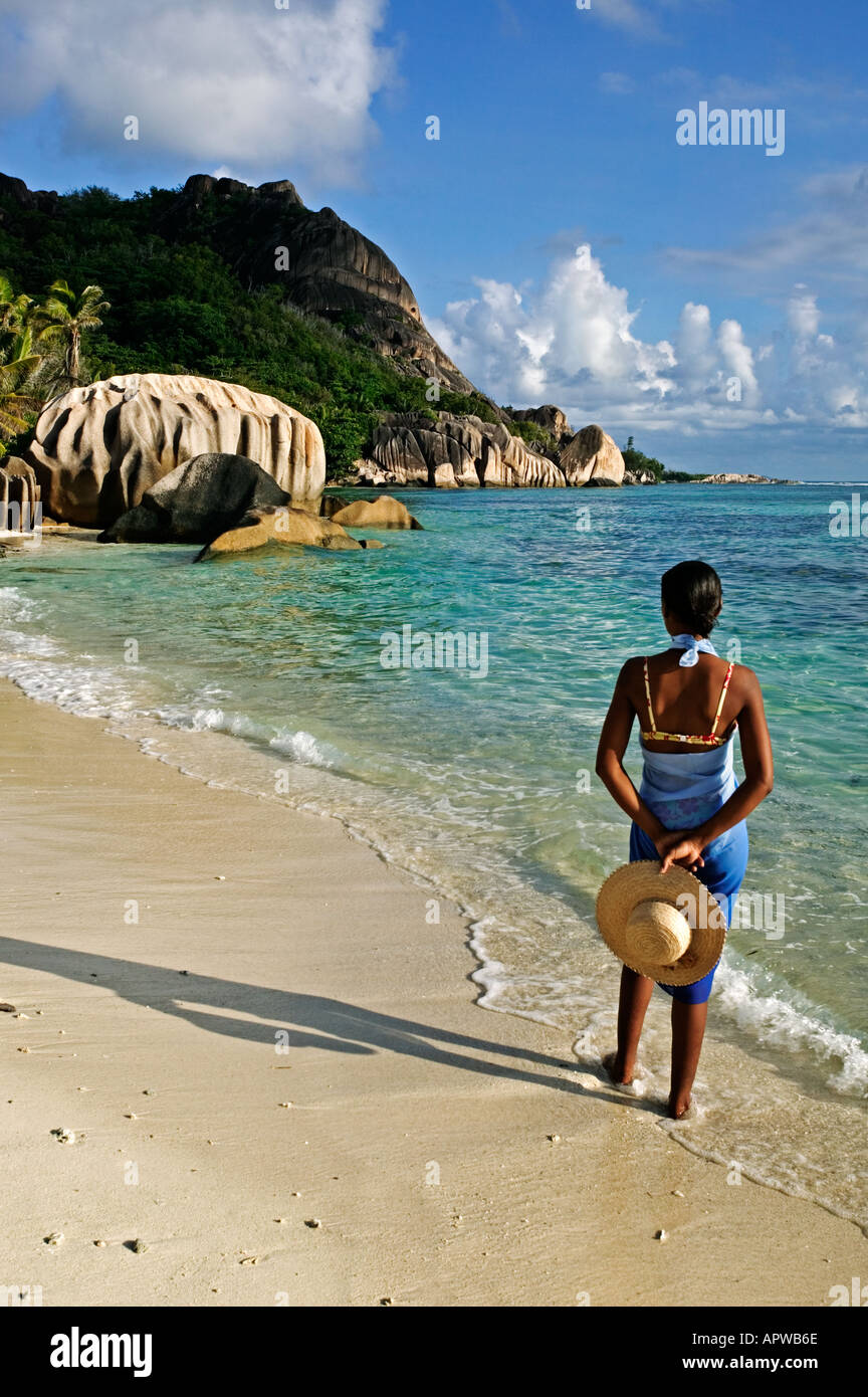 Donna in piedi sulla spiaggia Modello rilasciato Anse Source d Argent beach La Digue Island Seychelles Foto Stock
