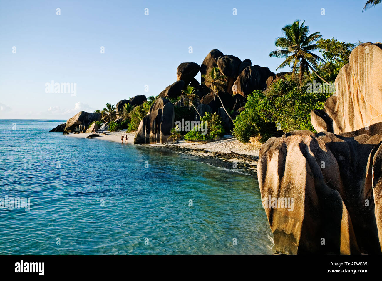La gente camminare tra i massi di granito di spiaggia di Anse Source d Argent beach La Digue Island Seychelles Foto Stock