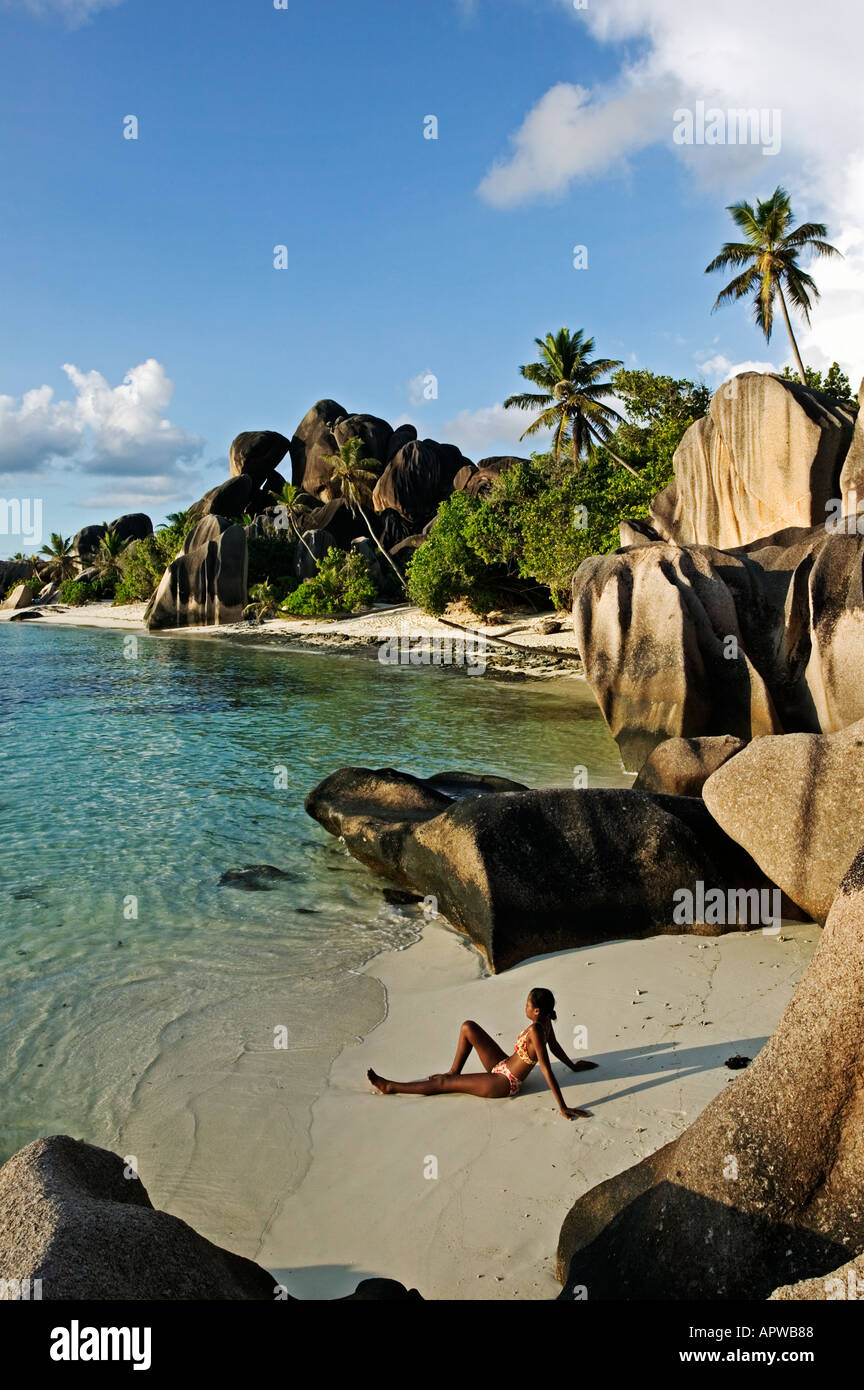 Donna rilassante sulla spiaggia tra i massi di granito Modello rilasciato Anse Source d Argent beach La Digue Island Seychelles Foto Stock
