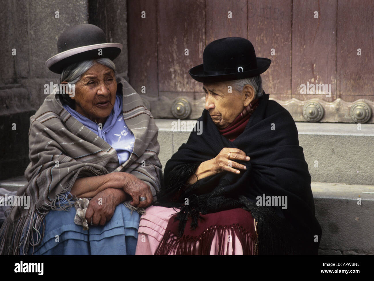 Due vecchie donne Aymara seduti sui gradini della Iglesia de San Francisco. La Paz in Bolivia. Foto Stock