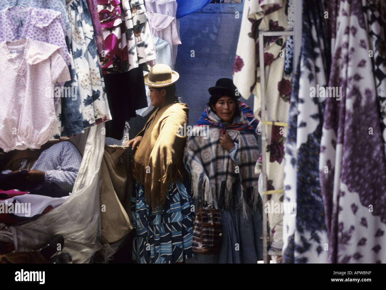 L Aymara donne shopping sul mercato di La Paz in Bolivia. Foto Stock