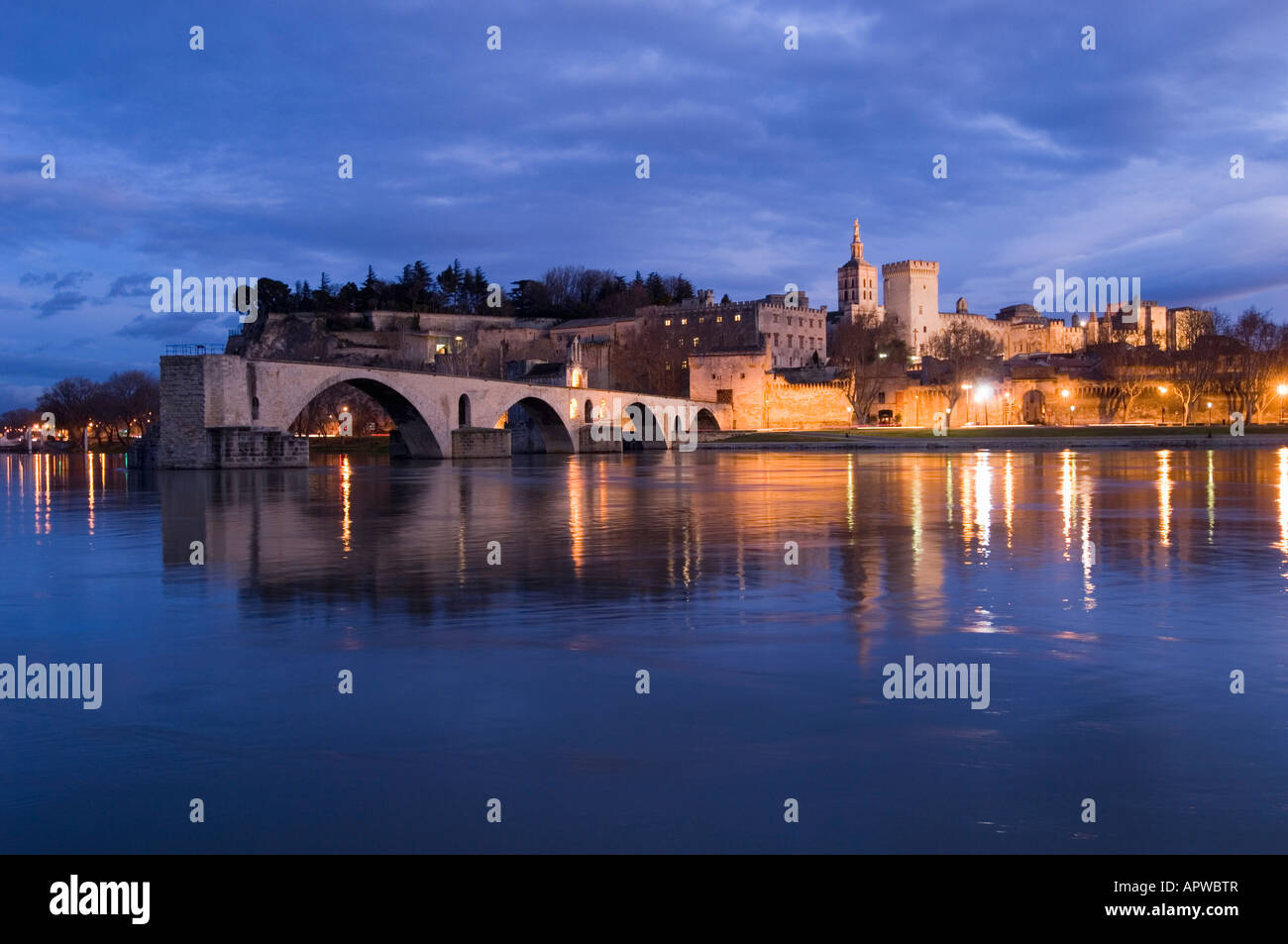La vecchia città di Avignon, Francia. Sulle rive del fiume Rodano. Foto Stock