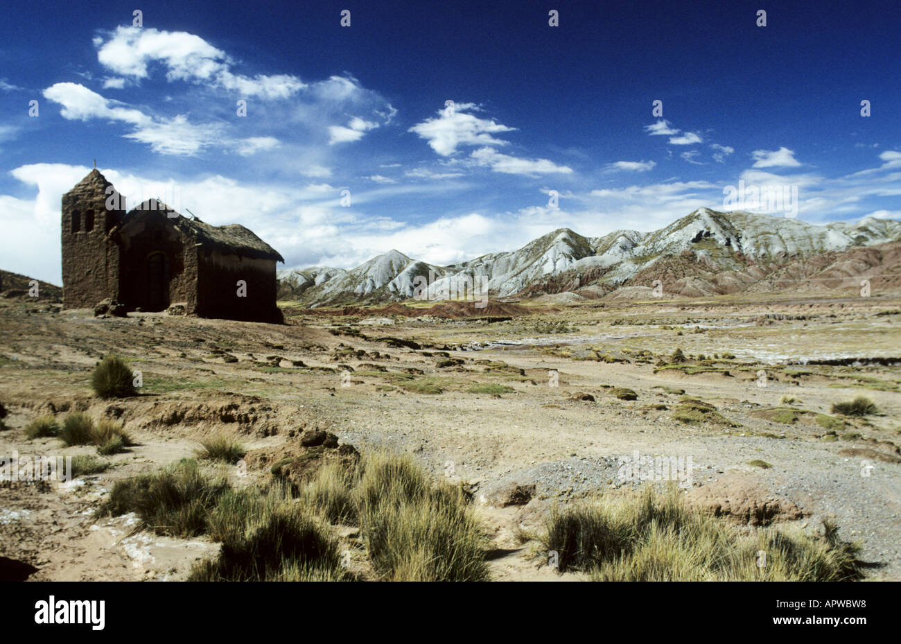 Panorama surrealista con la vecchia chiesa di adobe sul bordo del rame città mineraria Corocoro. Bolivia Foto Stock