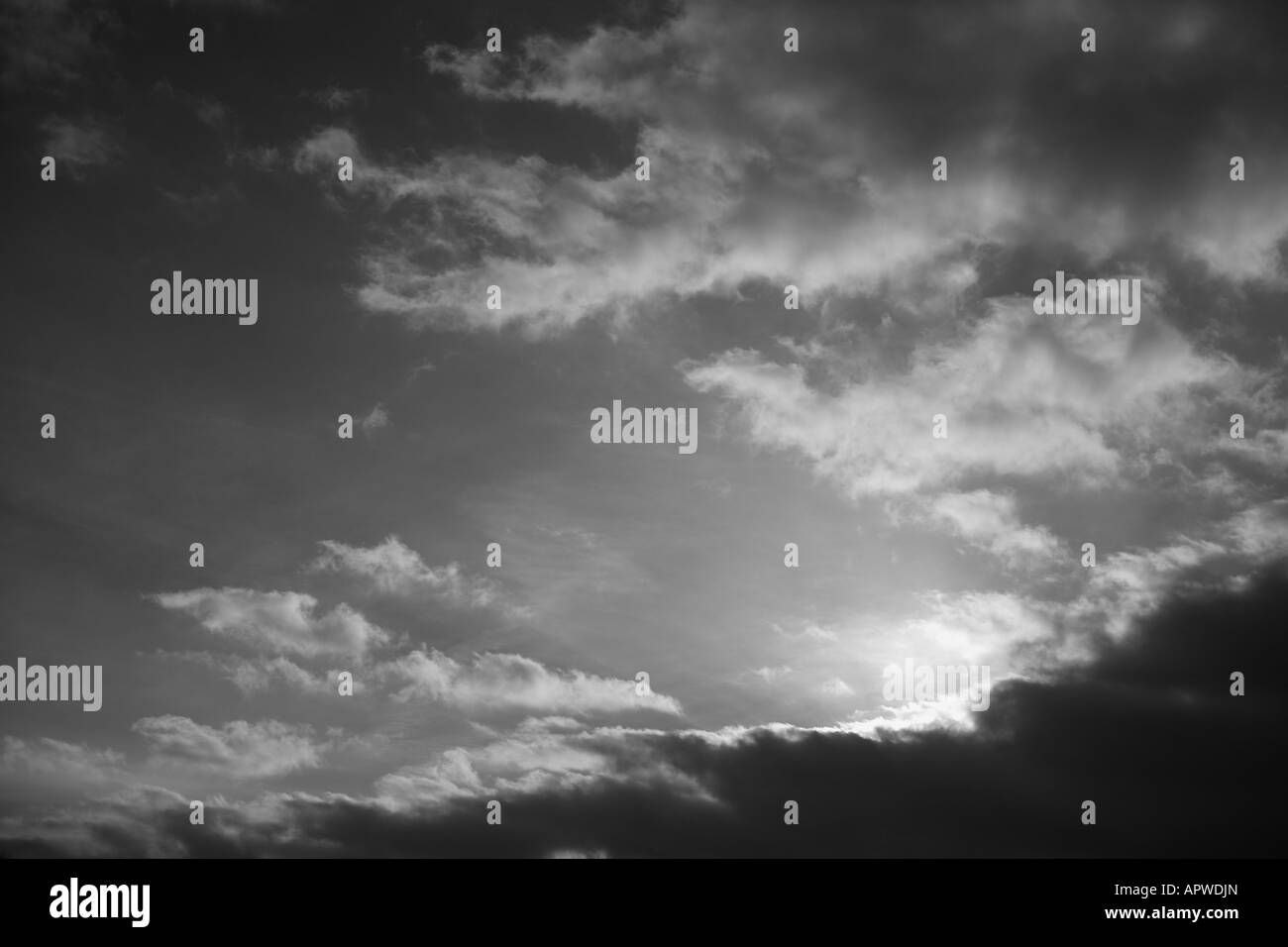 Alto contrasto colpo di bianco e nero sky per una buona variazione di tonalità Foto Stock