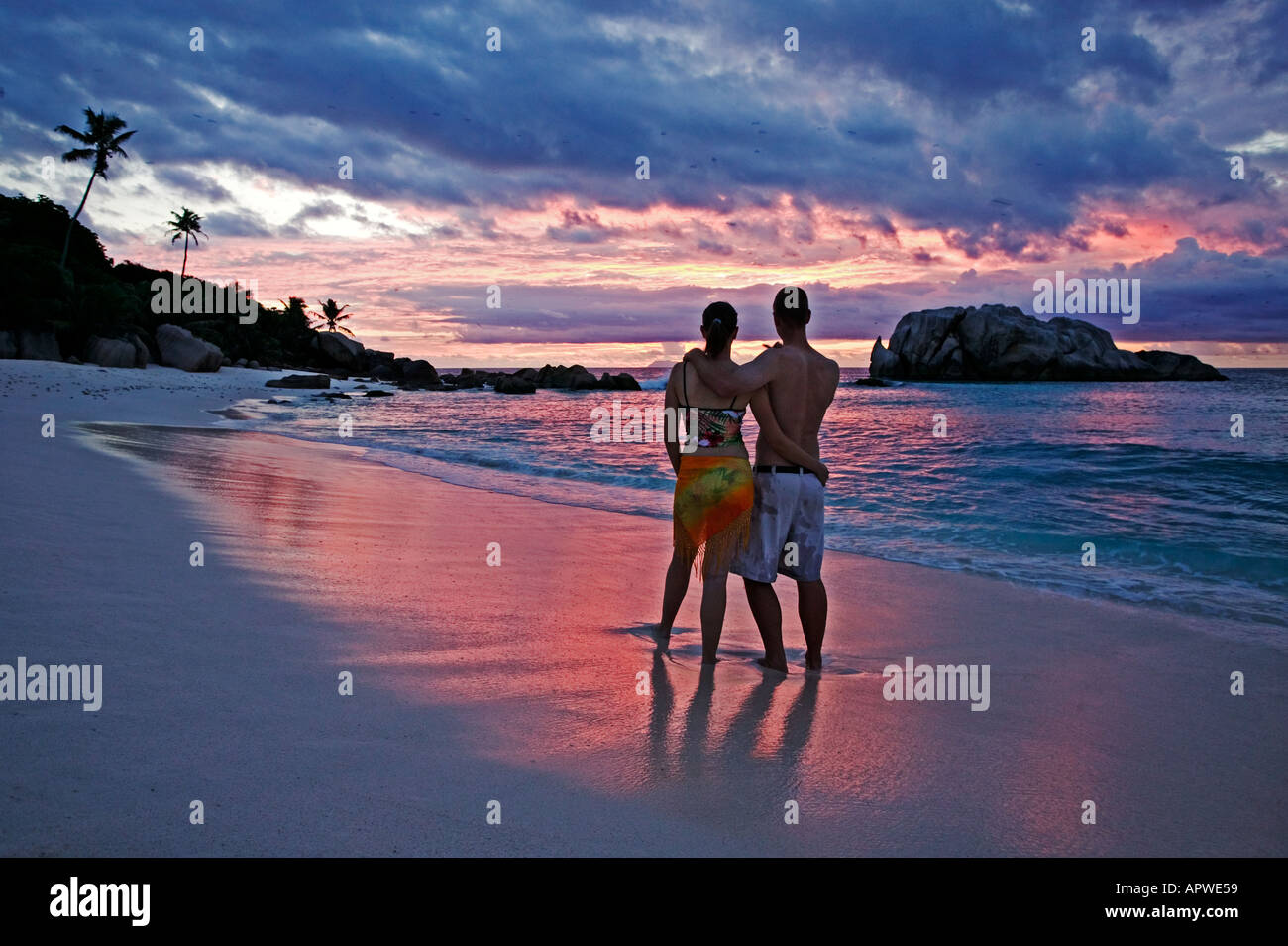 La gente sulla spiaggia al tramonto Modello rilasciato Seychelles Cousine Island Foto Stock