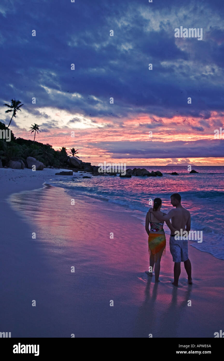 La gente sulla spiaggia al tramonto Modello rilasciato Seychelles Cousine Island Foto Stock