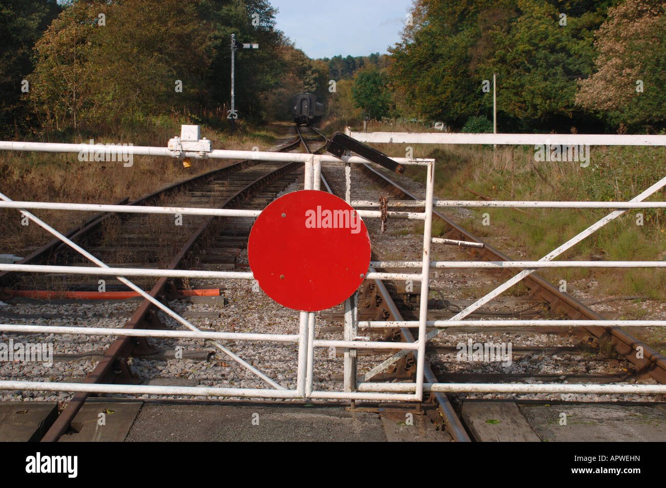 Aprire i cancelli in corrispondenza di un incrocio ferroviario. Foto Stock