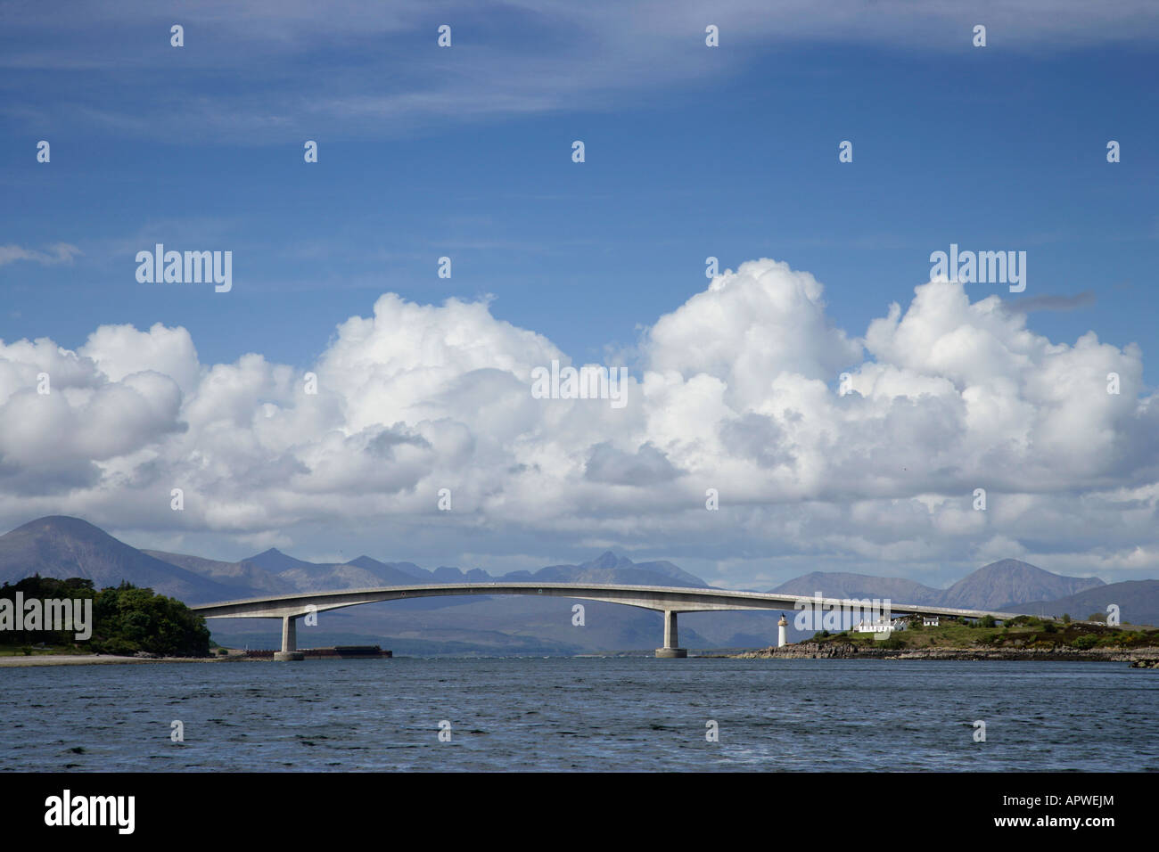 SKYE BRIDGE il ponte stradale campate LOCH ALSH tra la terraferma e l'isola di Skye Foto Stock