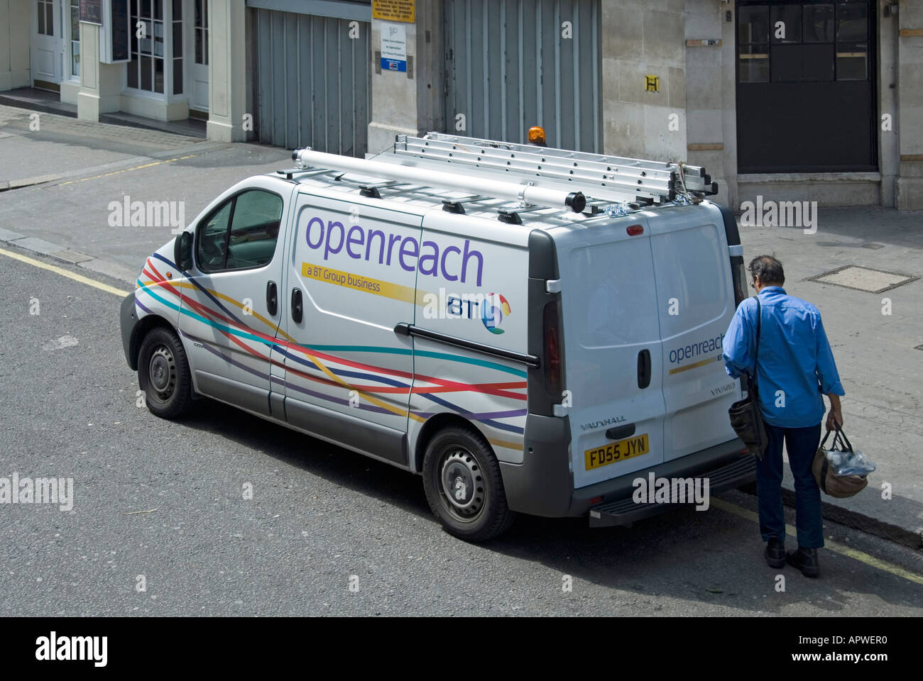 British Telecom BT Openreach tecnico di servizio portando la sua borsa degli attrezzi da Vauxhall Vivaro van Foto Stock