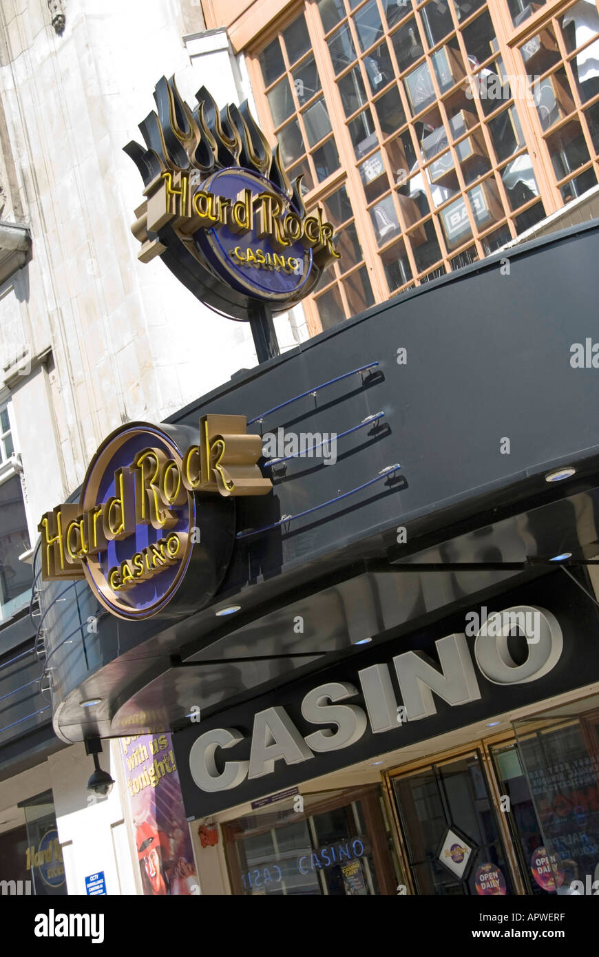Due segni e loghi dell'Hard Rock Casino sopra il cartello d'ingresso del Casino fuori dai locali d'affari del gioco d'azzardo a Leicester Square West End London England UK Foto Stock