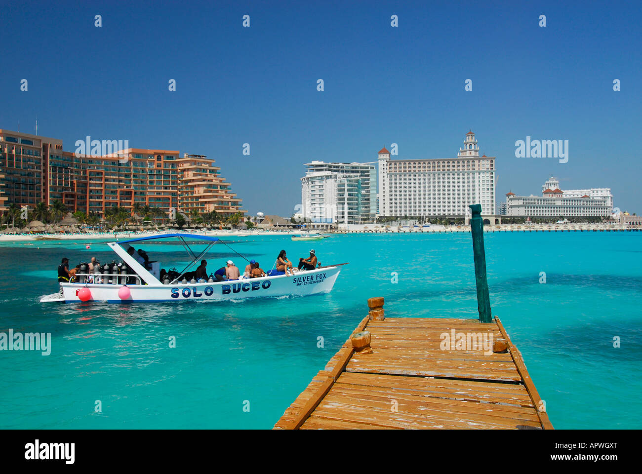 Il molo e la barca turistica in Cancun hotel area, Quintana Roo Stato, Messico, America del Nord Foto Stock
