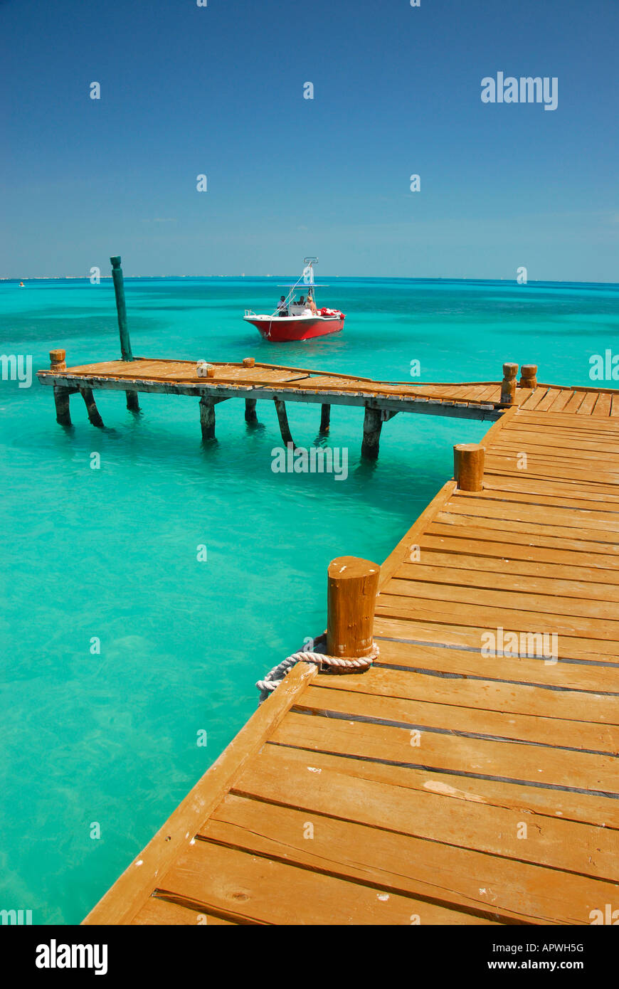 Imbarcazione turistica molo di avvicinamento in Cancun hotel area, Quintana Roo Stato, Messico, America del Nord Foto Stock