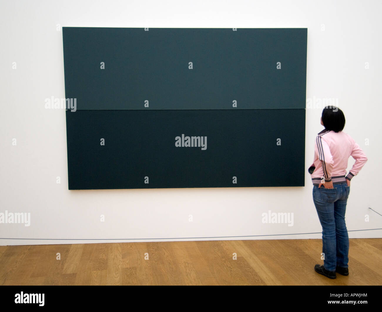 Visitatore in cerca di arte moderna pittura all'interno di galleria a Hamburger Bahnhof galleria di arte moderna in Mitte Berlino Germania 2007 Foto Stock