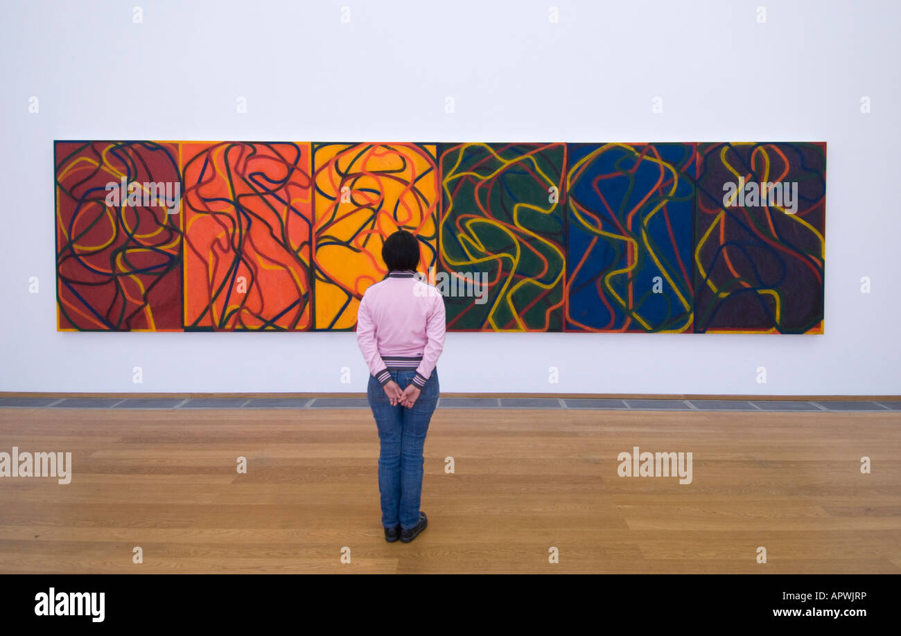 Visitatore in cerca di arte moderna pittura all'interno di galleria a Hamburger Bahnhof galleria di arte moderna in Mitte Berlino Germania 2007 Foto Stock