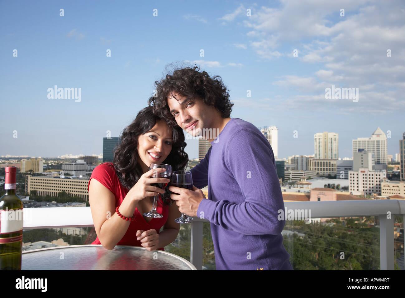 Coppia ispanica tostare sul balcone Foto Stock